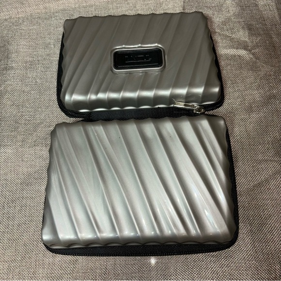 TUMI FOR DELTA HARDSHELL ZIPPERED AMENITY CASE - Picture 8 of 8